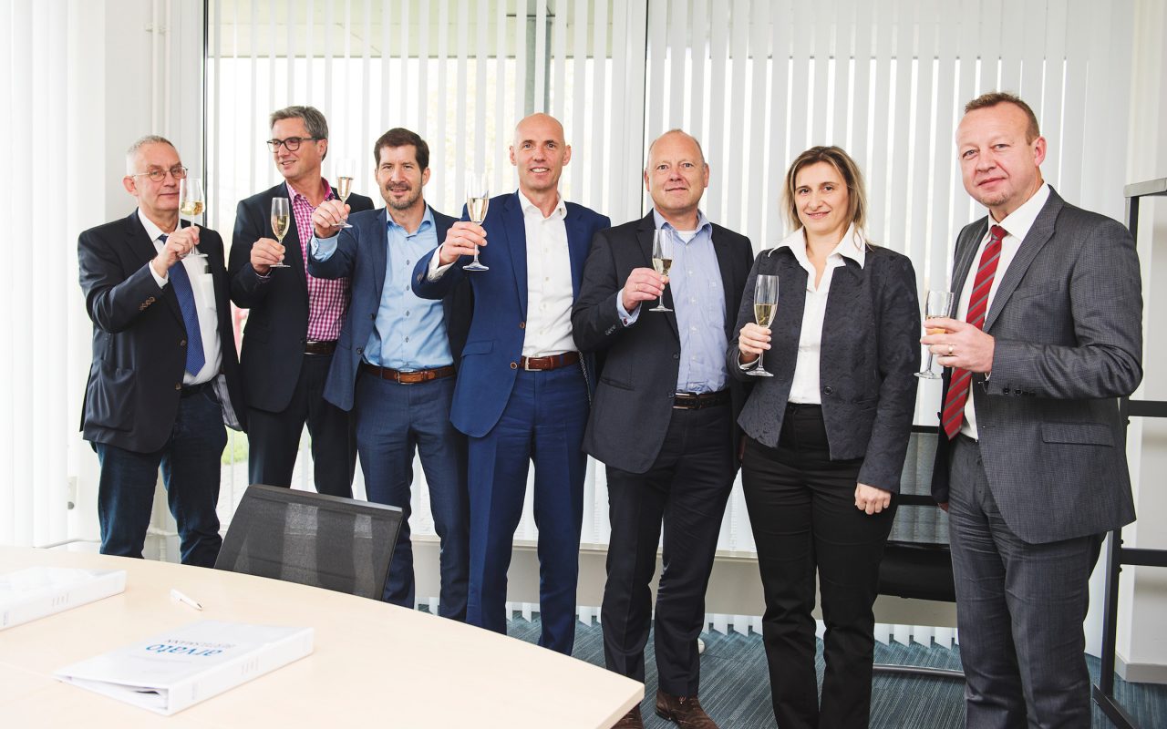 Arvato Systems_Gesundheitswesen_Group of people toasting the contract